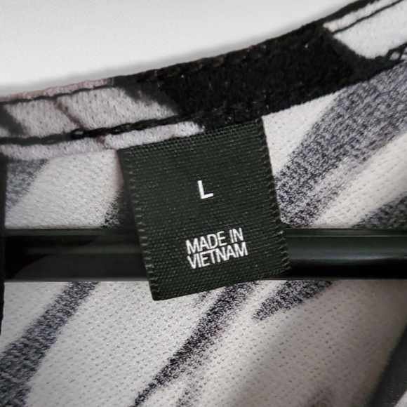 7th Avenue New York & Company Flutter Sleeve Top - Picture 5 of 9